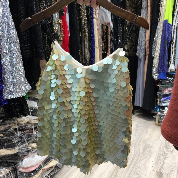 Maieu elegant de damă, cu bretele subțiri și paiete colorate