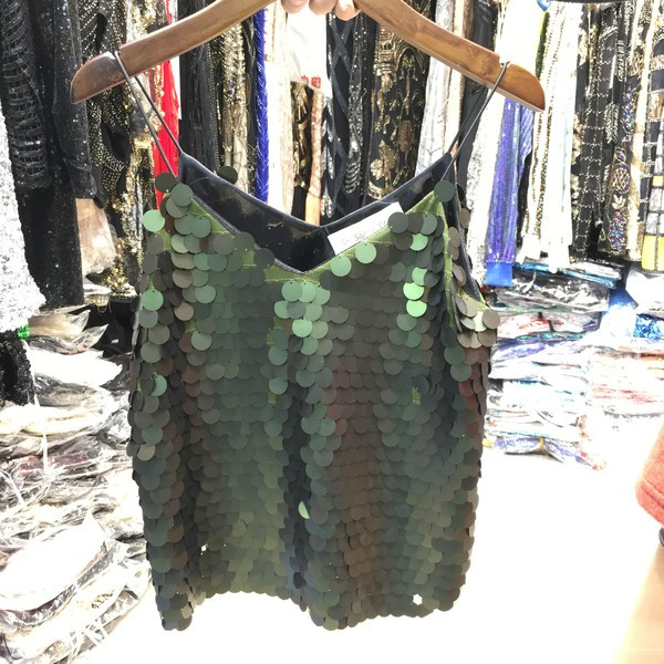 Maieu elegant de damă, cu bretele subțiri și paiete colorate