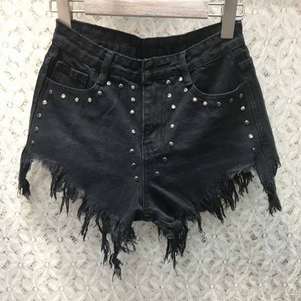 Aktuális női rövidnadrág fémszegecsekkel, szakadt motívumokkal
