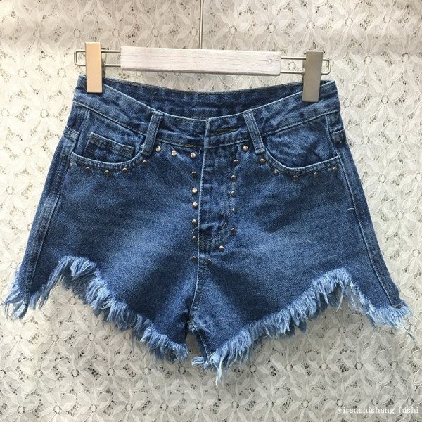 Aktuális női rövidnadrág fémszegecsekkel, szakadt motívumokkal