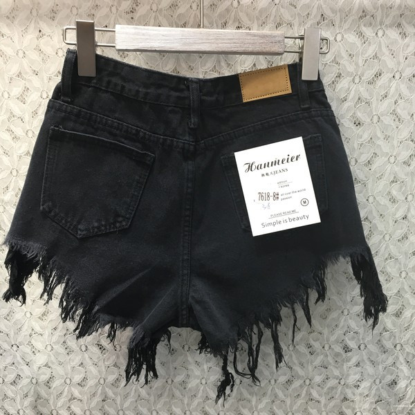 Aktuális női rövidnadrág fémszegecsekkel, szakadt motívumokkal