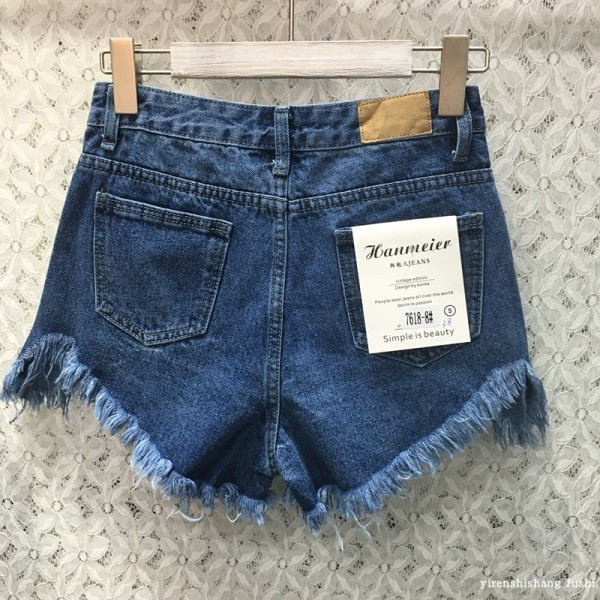 Aktuális női rövidnadrág fémszegecsekkel, szakadt motívumokkal