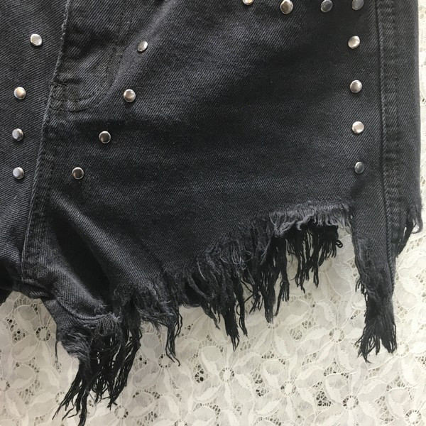 Aktuális női rövidnadrág fémszegecsekkel, szakadt motívumokkal