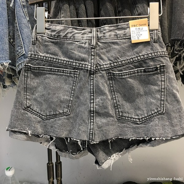Pantaloni scurți moderni de damă din denim cu buzunare lungi