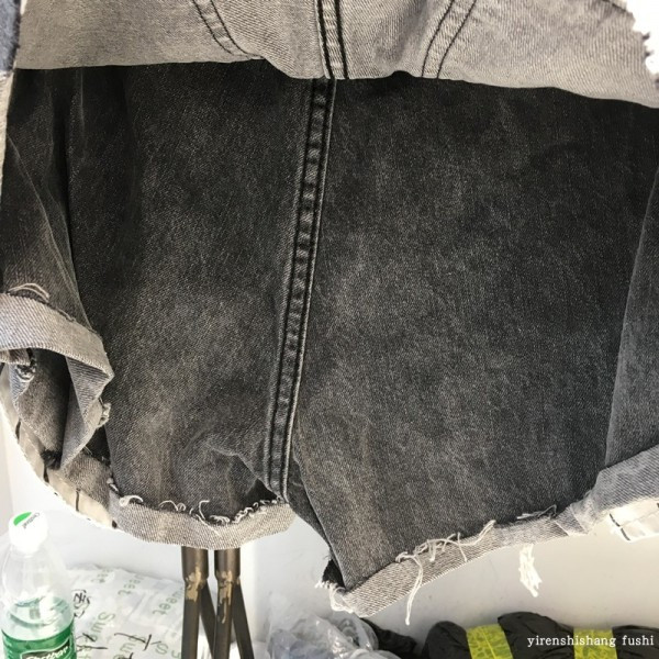 Pantaloni scurți moderni de damă din denim cu buzunare lungi