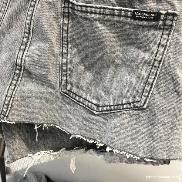 Pantaloni scurți moderni de damă din denim cu buzunare lungi