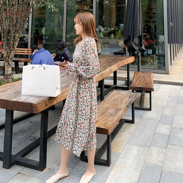 Rochie moderna de dama cu model floral si decolteu spitz