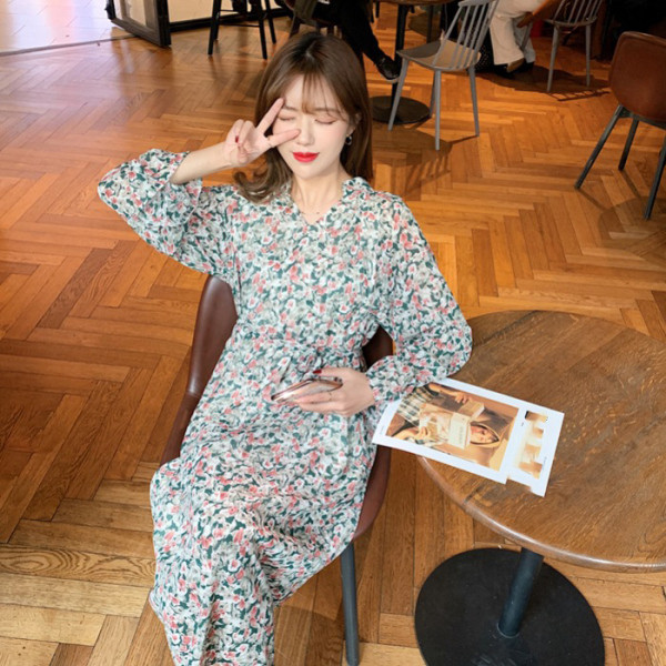 Rochie moderna de dama cu model floral si decolteu spitz