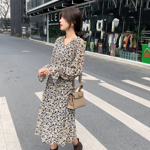 Rochie moderna de dama cu model floral si decolteu spitz