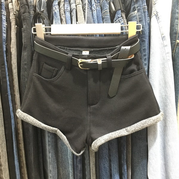 Pantaloni scurți de damă cu centură și talie înaltă