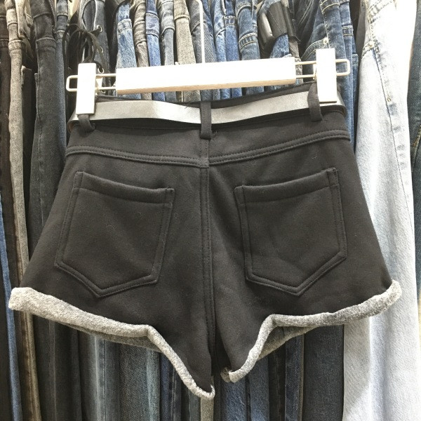 Pantaloni scurți de damă cu centură și talie înaltă