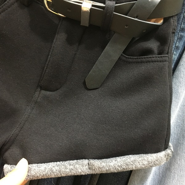 Pantaloni scurți de damă cu centură și talie înaltă