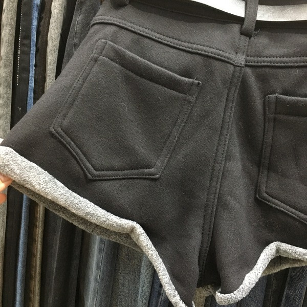 Pantaloni scurți de damă cu centură și talie înaltă