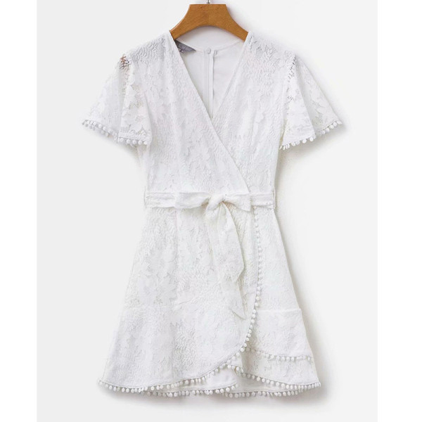 Rochie scurtă de damă casual, cu decolteu adânc și mâneci scurte