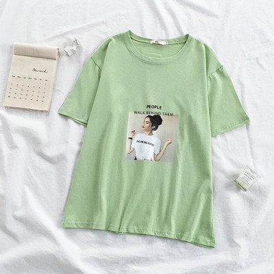 Įprasti marškinėliai trumpomis rankovėmis ir raštu