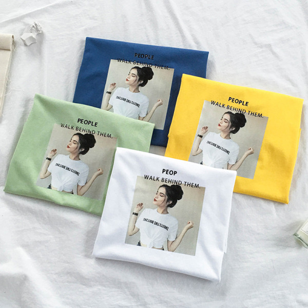 Įprasti marškinėliai trumpomis rankovėmis ir raštu