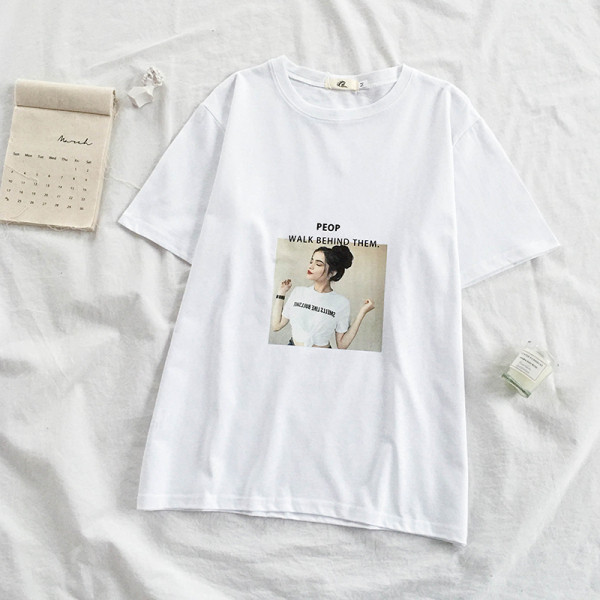 Įprasti marškinėliai trumpomis rankovėmis ir raštu