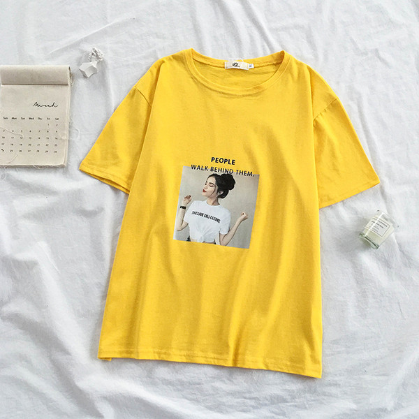 Įprasti marškinėliai trumpomis rankovėmis ir raštu