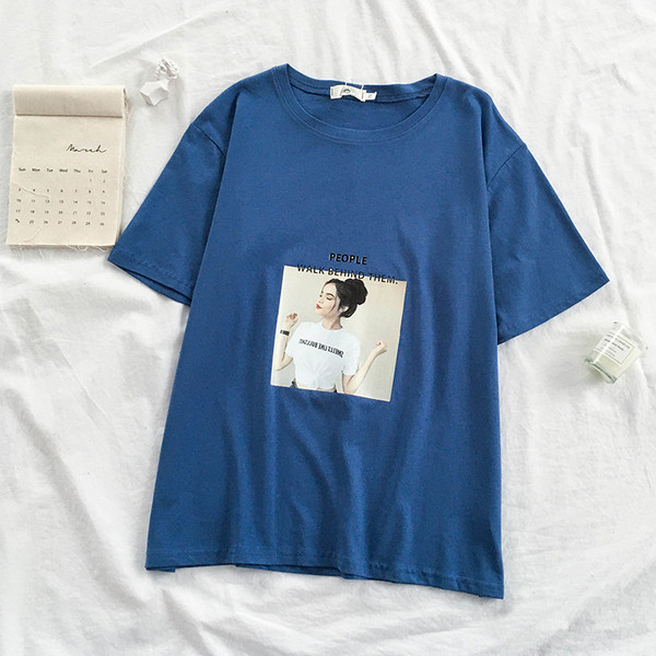 Įprasti marškinėliai trumpomis rankovėmis ir raštu