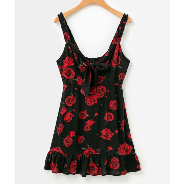 Įprasta moteriška trumpa suknelė su plonais petnešėlėmis, gėlių raštu ir gilia iškirpte