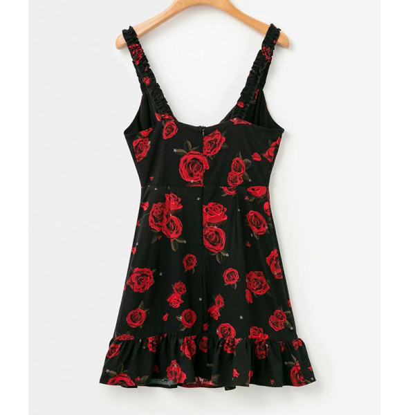 Įprasta moteriška trumpa suknelė su plonais petnešėlėmis, gėlių raštu ir gilia iškirpte