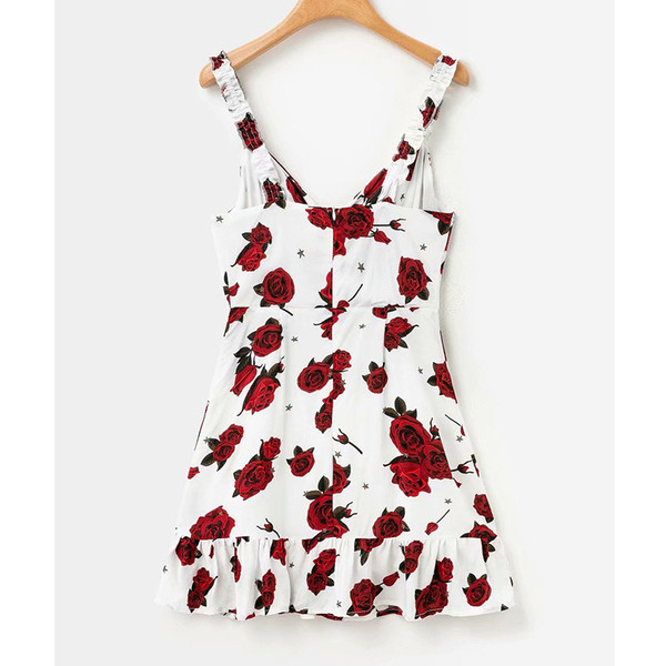 Įprasta moteriška trumpa suknelė su plonais petnešėlėmis, gėlių raštu ir gilia iškirpte