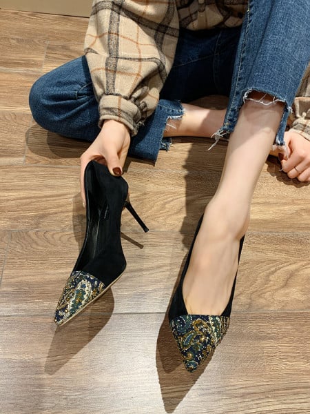 Stilingi moteriški batai su akmenukais ir plonu 8 cm kulnu