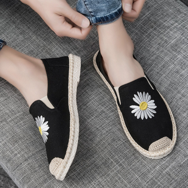 Alkalmi férfi mokaszin lapos talppal és hímzéssel