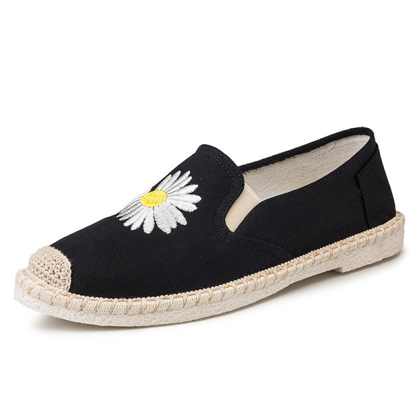 Alkalmi férfi mokaszin lapos talppal és hímzéssel