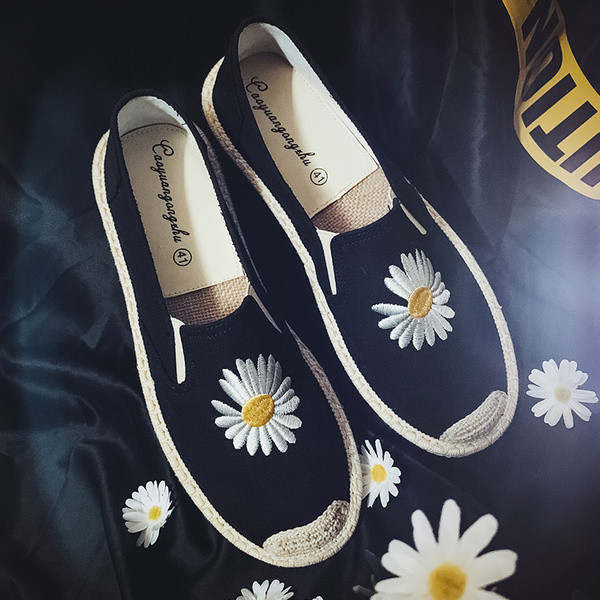 Alkalmi férfi mokaszin lapos talppal és hímzéssel