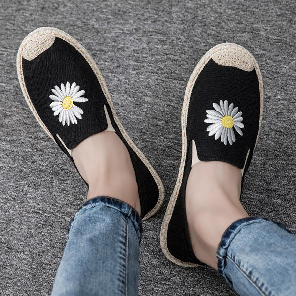 Alkalmi férfi mokaszin lapos talppal és hímzéssel