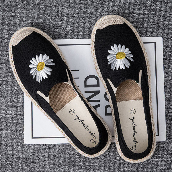 Alkalmi férfi mokaszin lapos talppal és hímzéssel