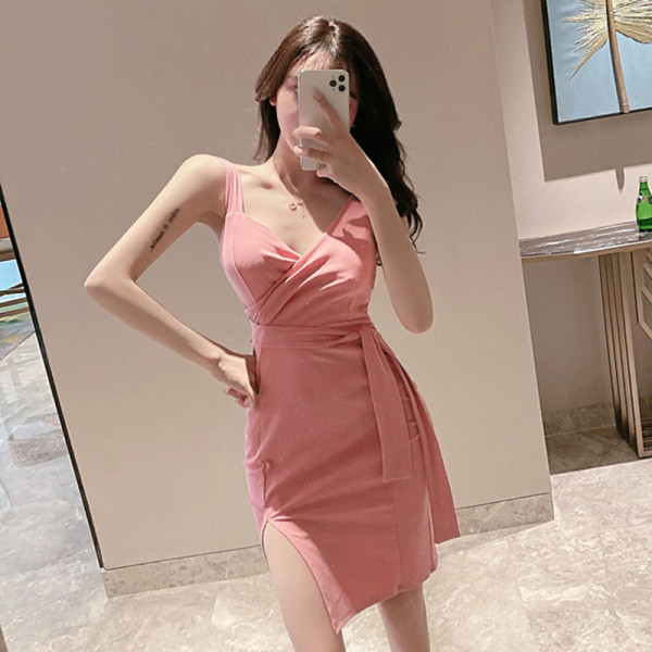 Moteriška vasarinė suknelė su raiščiais ties juosmeniu ir skeltuku