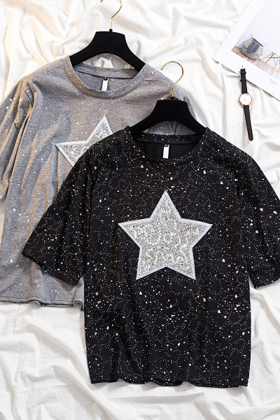 Didelio dydžio moteriški marškinėliai trumpomis rankovėmis ir blizgučiais