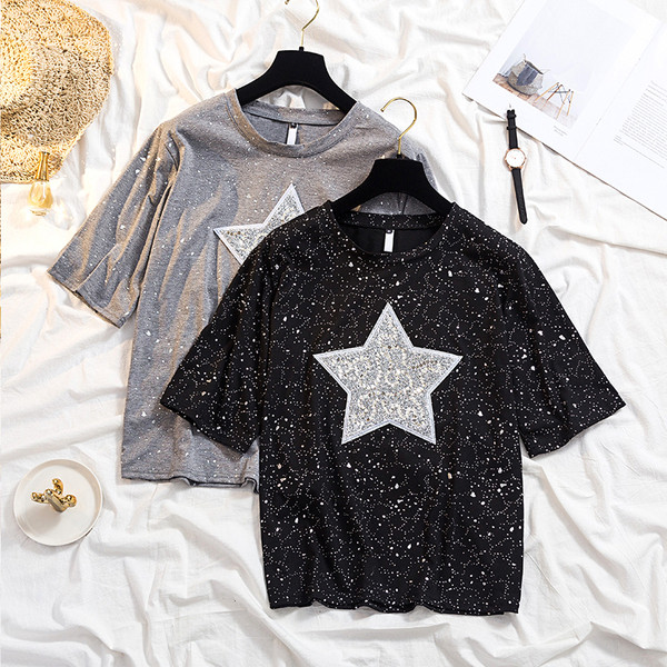 Didelio dydžio moteriški marškinėliai trumpomis rankovėmis ir blizgučiais