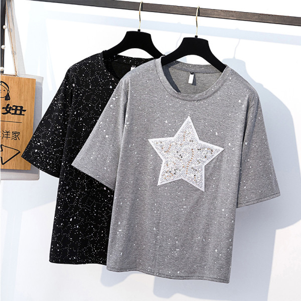 Didelio dydžio moteriški marškinėliai trumpomis rankovėmis ir blizgučiais