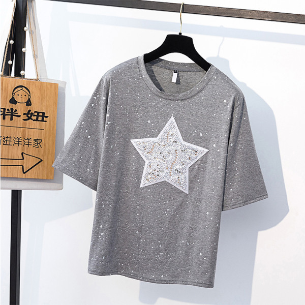 Didelio dydžio moteriški marškinėliai trumpomis rankovėmis ir blizgučiais