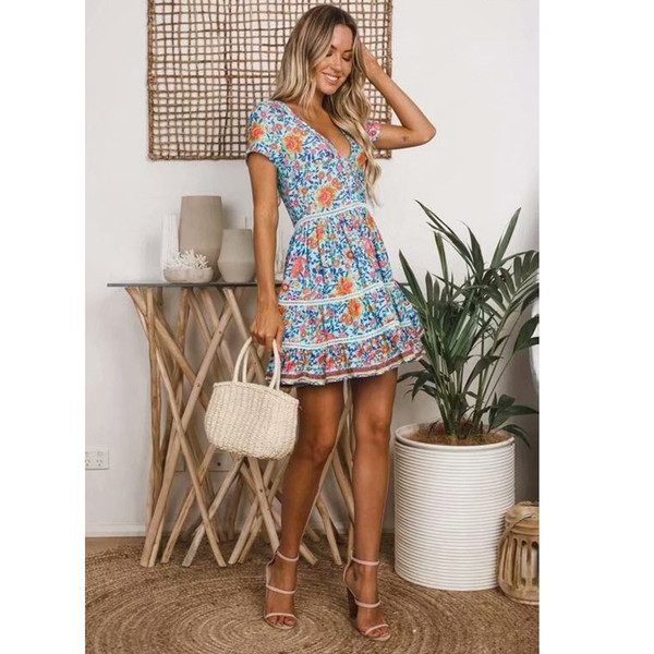 Laisvalaikio moteriška trumpa suknelė trumpomis rankovėmis ir gėlių raštu