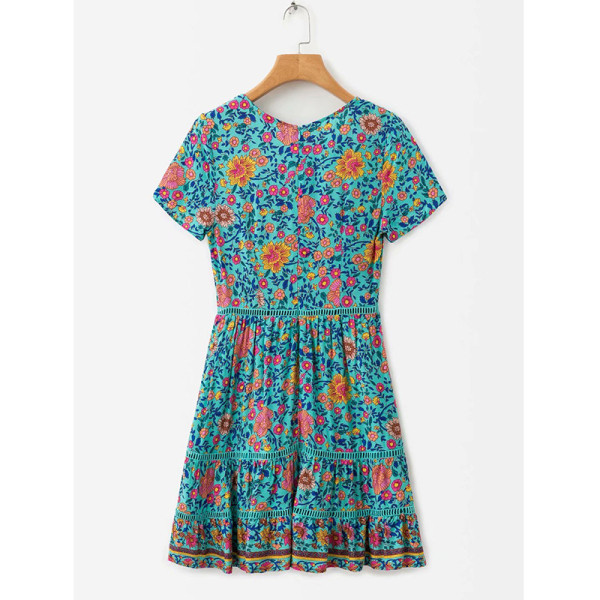 Laisvalaikio moteriška trumpa suknelė trumpomis rankovėmis ir gėlių raštu