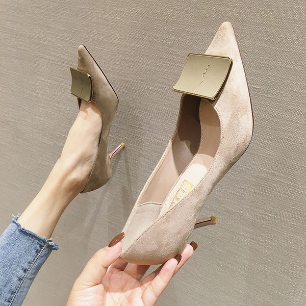 Öko velúrból készült modern női cipő fém elemmel