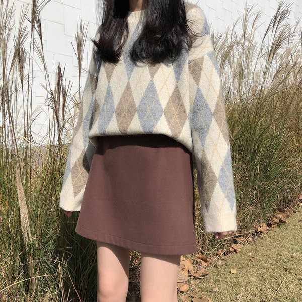 Kratka ženska suknja sa visokim strukom