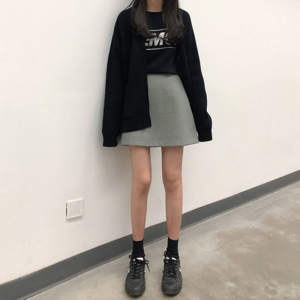 Kratka ženska suknja sa visokim strukom