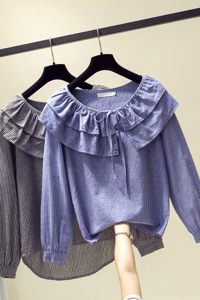 Prugasta ženska bluza s dugim rukavima, ovalnim izrezom i vezicama