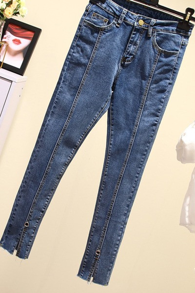 Didelio dydžio moteriškų džinsų modelis su aukštu juosmeniu ir skeltukais