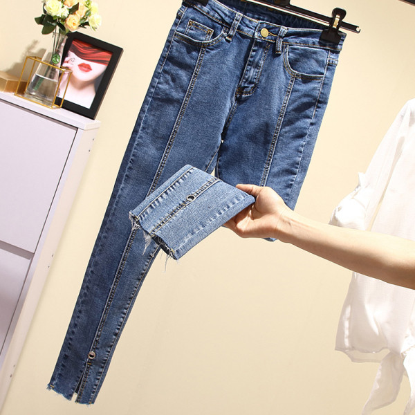 Didelio dydžio moteriškų džinsų modelis su aukštu juosmeniu ir skeltukais