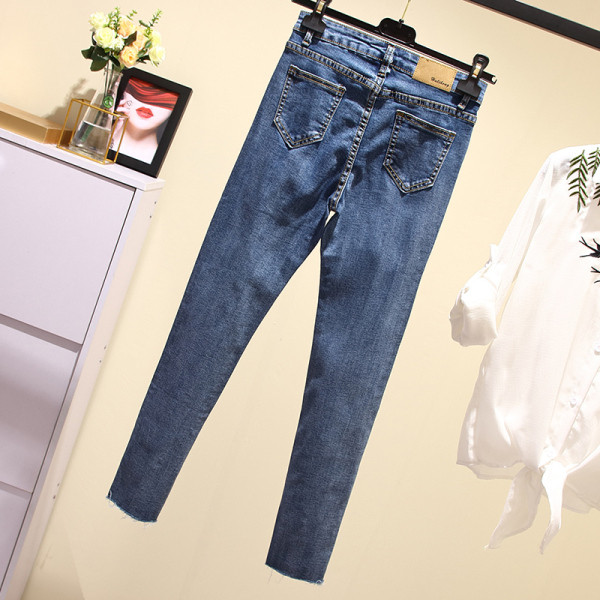 Didelio dydžio moteriškų džinsų modelis su aukštu juosmeniu ir skeltukais