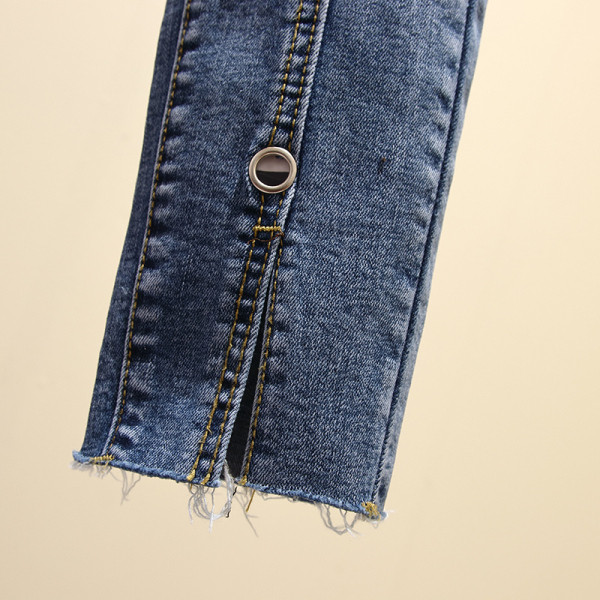 Didelio dydžio moteriškų džinsų modelis su aukštu juosmeniu ir skeltukais