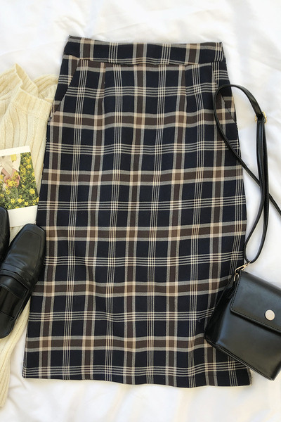 Moteriškas languotas sijonas aukštu juosmeniu ir kišenėmis