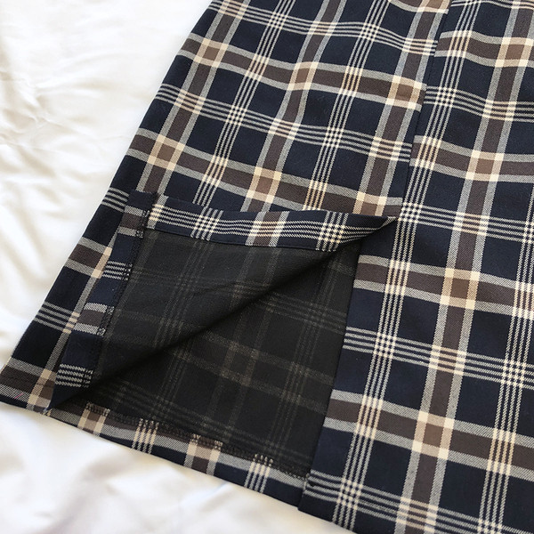 Moteriškas languotas sijonas aukštu juosmeniu ir kišenėmis