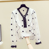 Modernūs moteriški marškiniai su špicine iškirpte su taškeliais